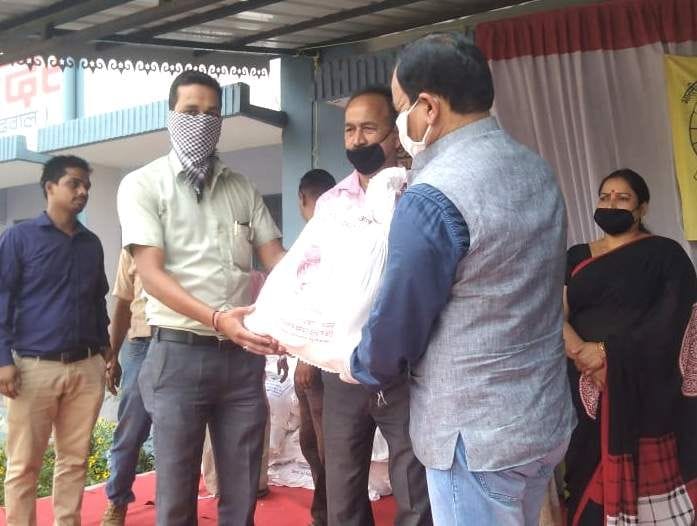 Forest minister distributes corona safety kit to teachers
