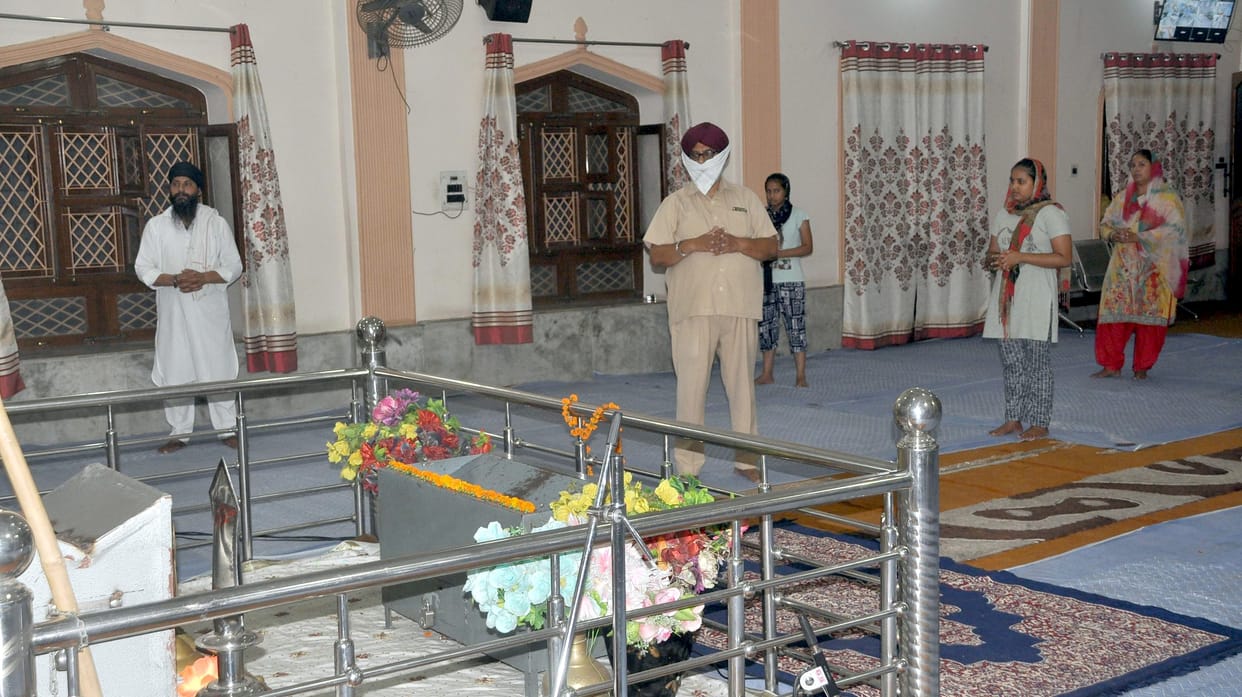 Worship in temples, Gate of Jama Masjid not open, recitation in Gurudwara, cleanliness in church