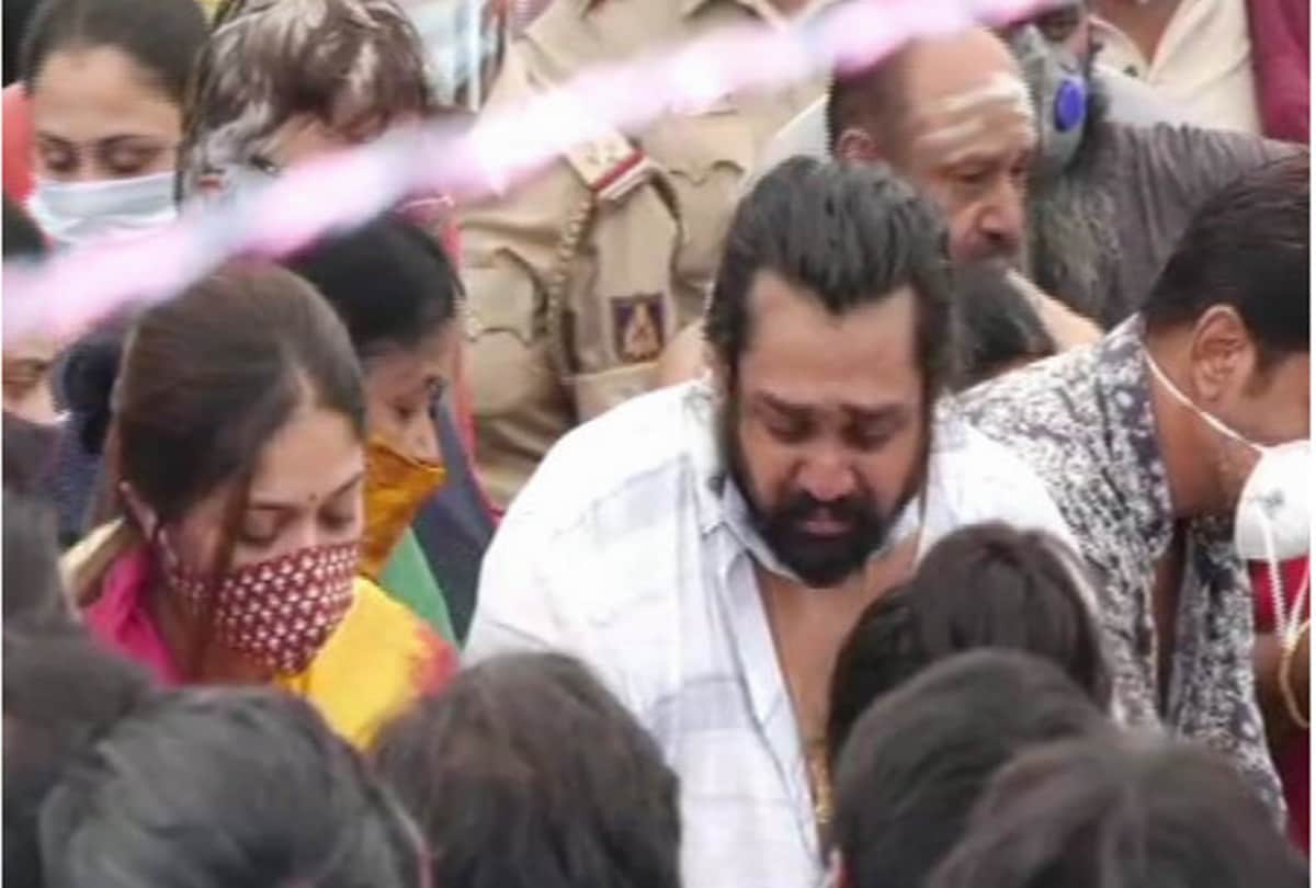 Chiranjeevi Sarja funeral Last Rite at their farmhouse near Kanakapura