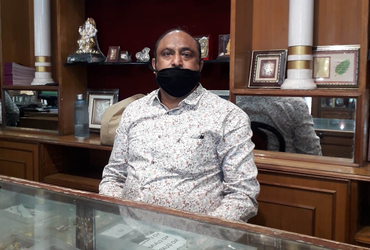 businessmen are sanitizing showrooms and shops thrice in a day in lucknow