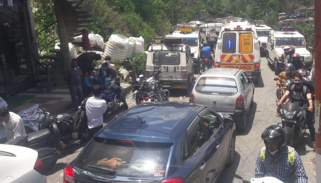 The roads in Almora were jammed, ambulance also stuck