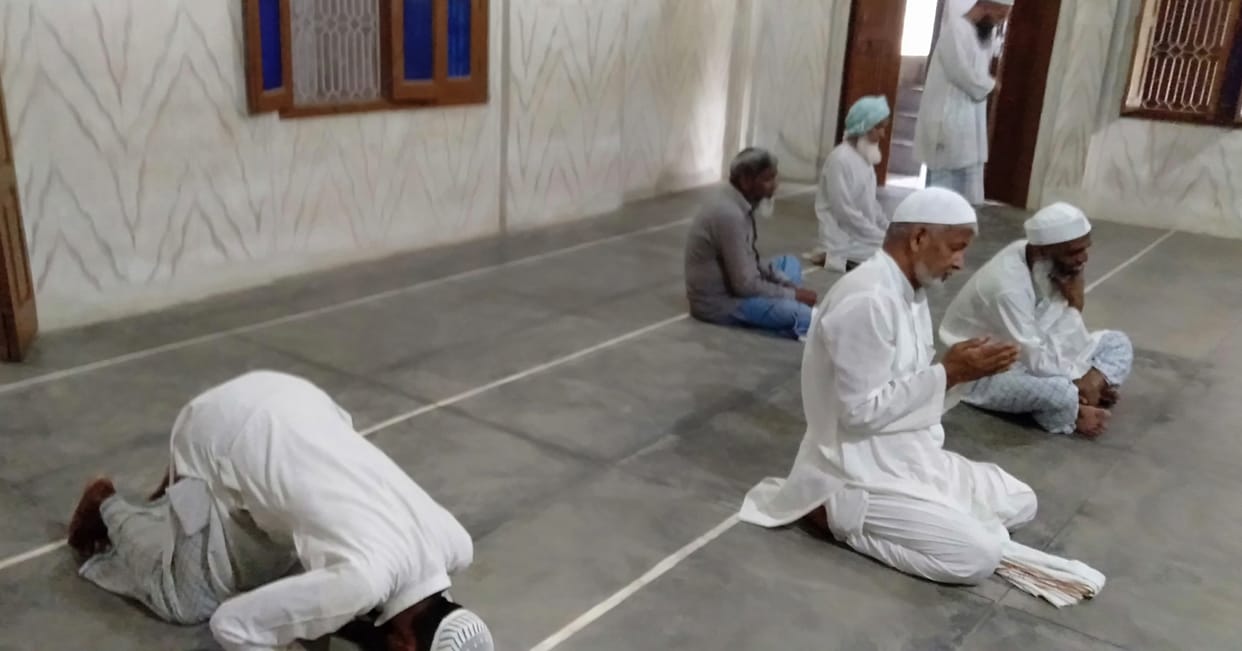 Locking in mosques ends, namaz will be performed by following social distancing