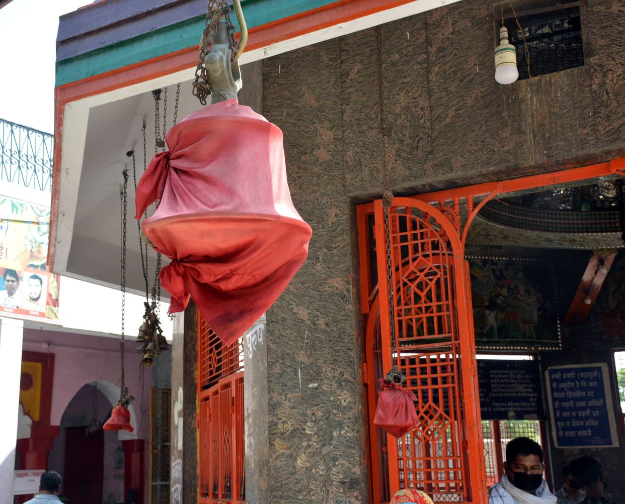 Aligarh: Devotees offered water at Khereshwar and Achleshwar Dham.