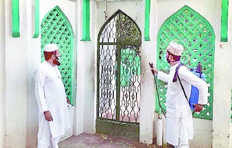 Confusion in mosques .. How will the prayers of five people