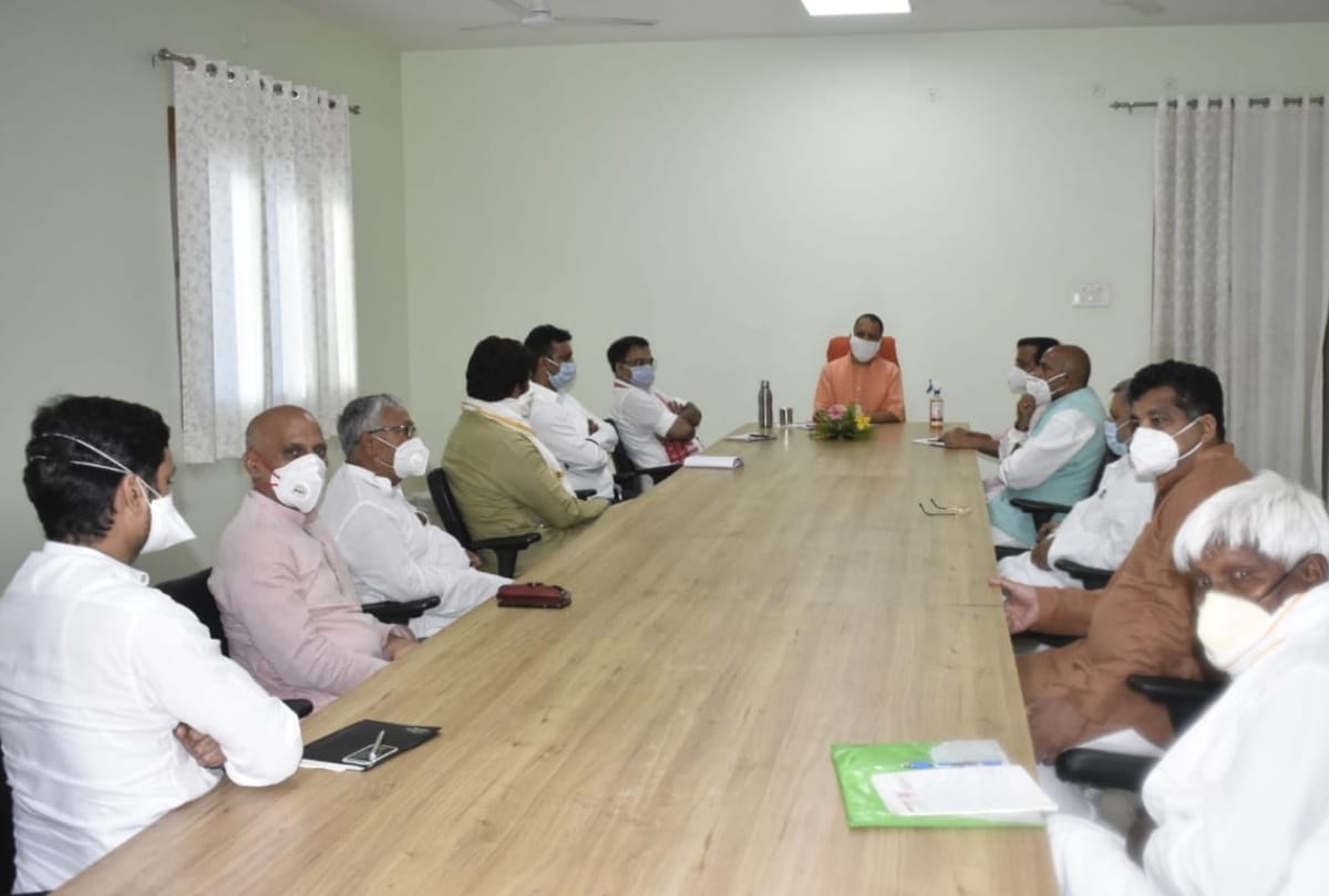 CM Yogi adityanath reaches Gorakhpur to offer prayers at Gorakhnath temple