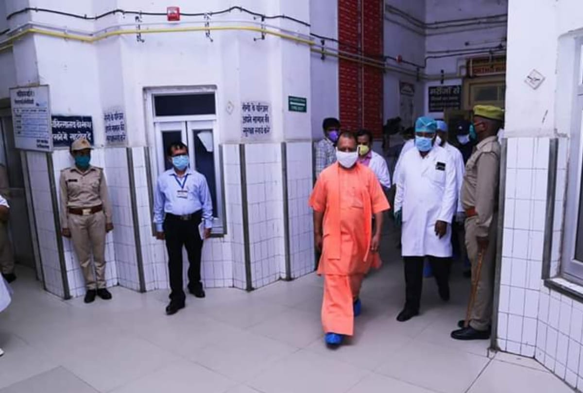 CM Yogi Adityanath visits in gorakhpur gave strict instructions to officers for coronavirus