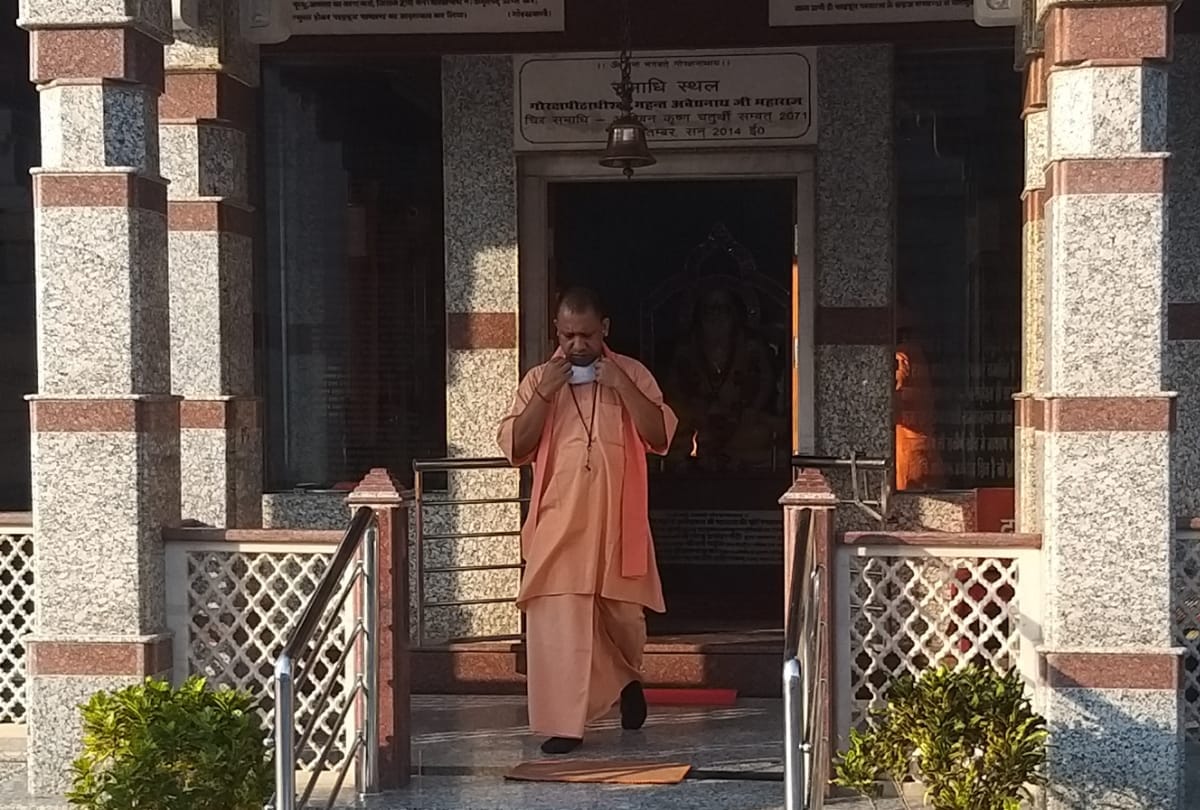 CM Yogi adityanath listened to complaints of people in Janta Darbar at Gorakhnath temple