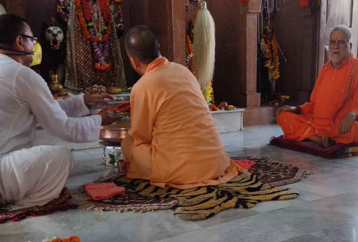 CM Yogi adityanath reaches Gorakhpur to offer prayers at Gorakhnath temple