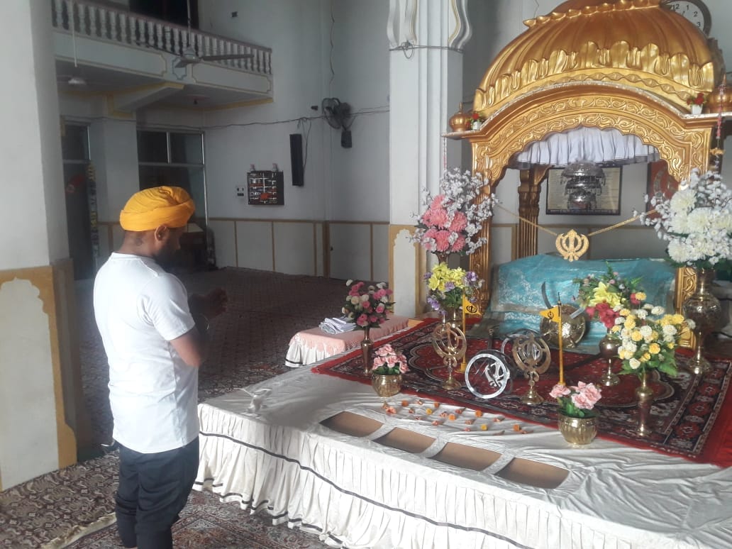 People arrived in religious places wearing masks, followed social distancing