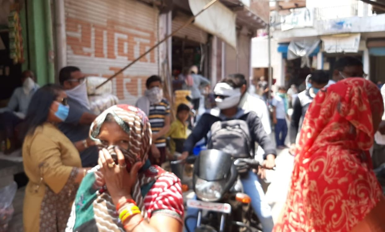 no social, distance, in kosi, market, bank,