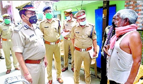 The police hand on the back, the bookies' brother like Mumbai