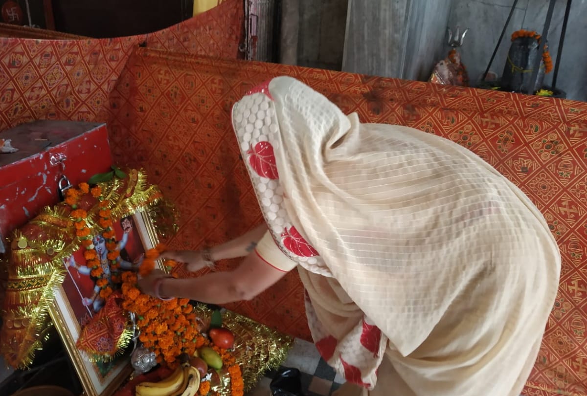 Navratri 2021 Devotees gathered in temple on first day of Shardiya Navratri festival of Maa Durga