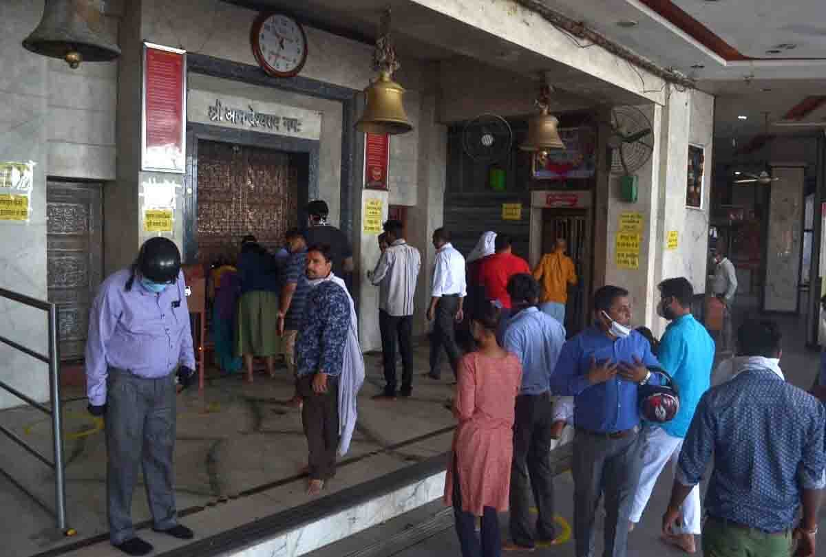 Kanpur : Anandeshwar temple closed, crowds of devotees arrived