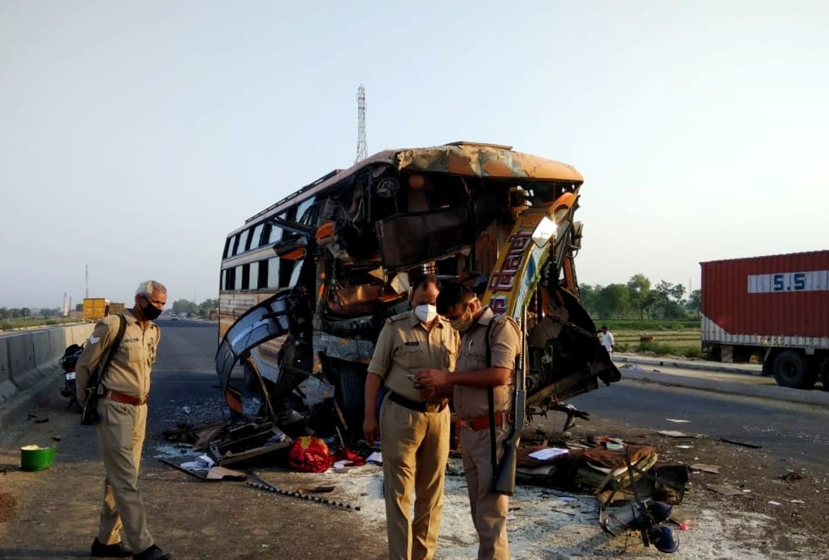 Private bus collided with truck on NH-2 in mainpuri