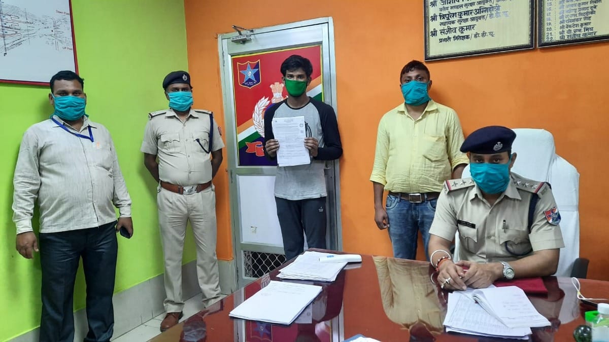 RPF arrested two accused of illegible railway ticket in pddu chandauli up