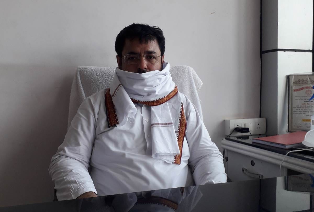 businessmen are sanitizing showrooms and shops thrice in a day in lucknow