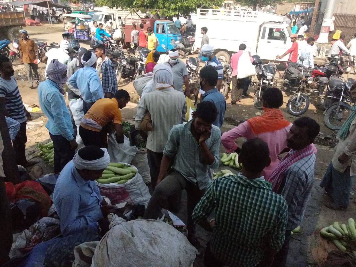 social distancing not being followed in mau sabzi mandi