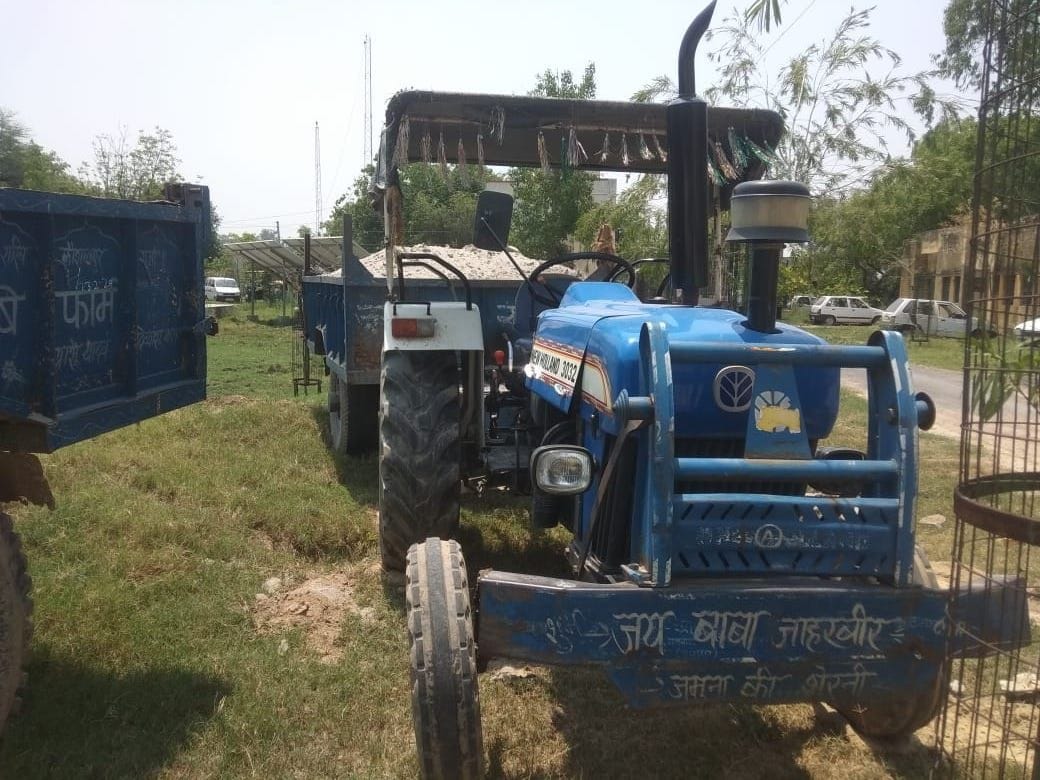 Tractor and trolley caught in sand mining from Yamuna