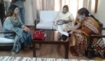 हिला आयोग की चेयरपर्सन प्रतिभा सुमन व सदस्य सुमन बेदी के सामने उपस्थित सोनाली फौगाट।