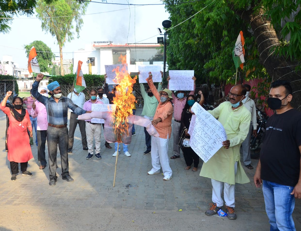 Aligarh: Congress raging over price hike in petrol and diesel