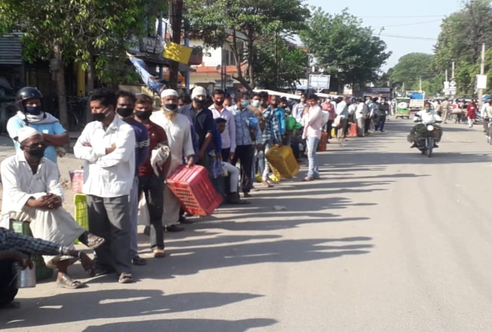 Coronavirus In Uttarakhand: dehradun traders gone to haridwar mandi for Buying vegetables, and stay in long line