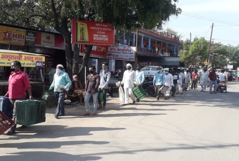 Coronavirus In Uttarakhand: dehradun traders gone to haridwar mandi for Buying vegetables, and stay in long line