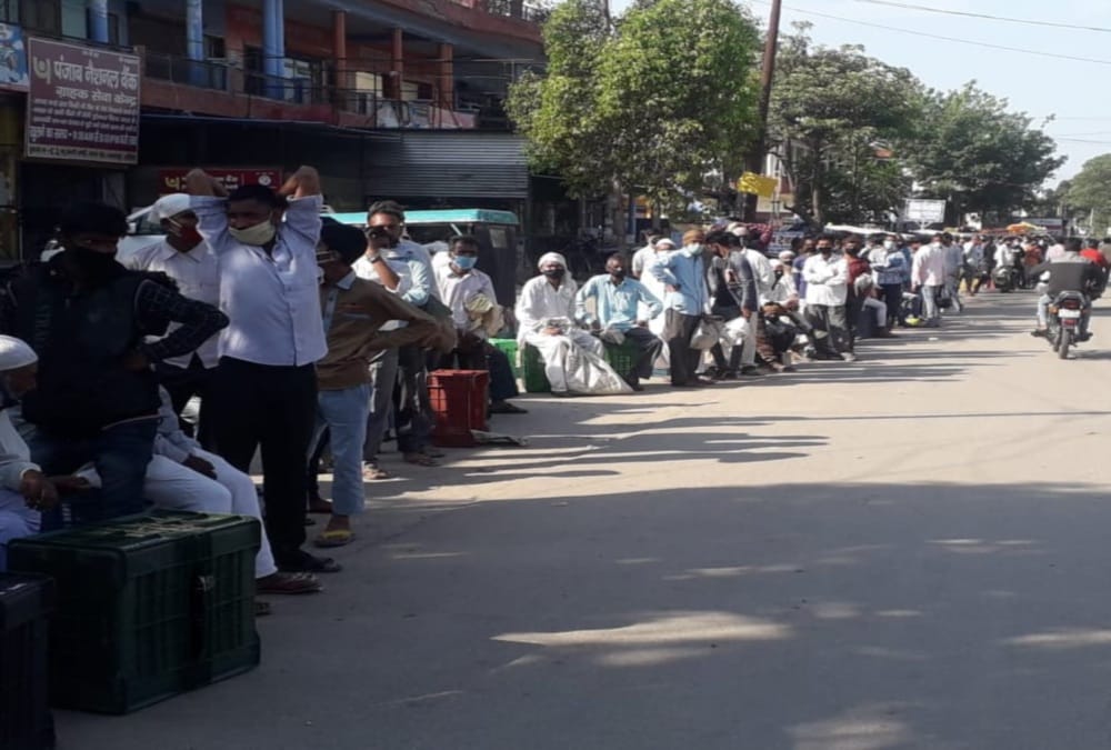Coronavirus In Uttarakhand: dehradun traders gone to haridwar mandi for Buying vegetables, and stay in long line