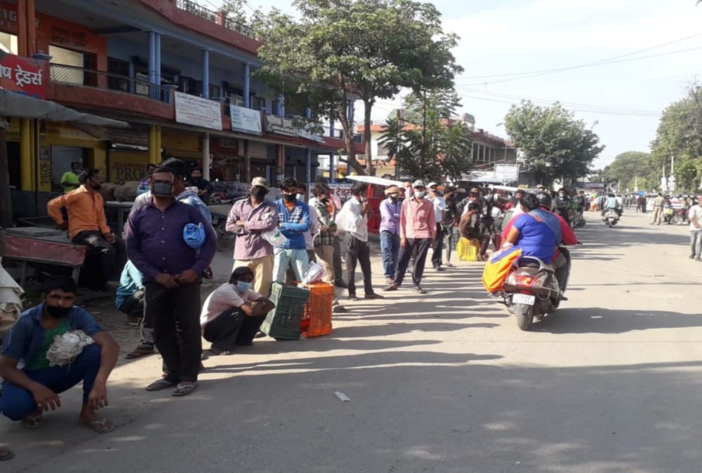 Coronavirus In Uttarakhand: dehradun traders gone to haridwar mandi for Buying vegetables, and stay in long line