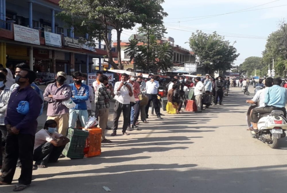 Coronavirus In Uttarakhand: dehradun traders gone to haridwar mandi for Buying vegetables, and stay in long line