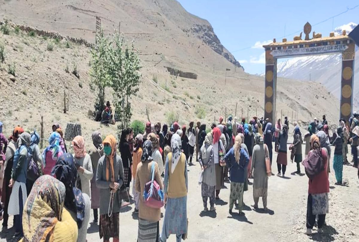 Hundreds of women protested against minister in kaza himachal