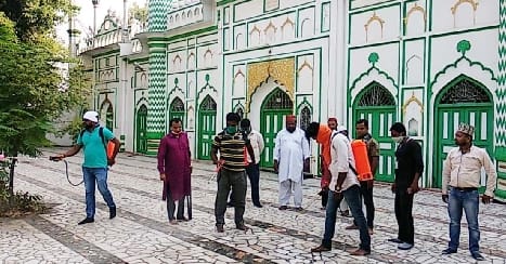 People angry over Mutavalli's decision to keep the Dargah closed, encircling the road