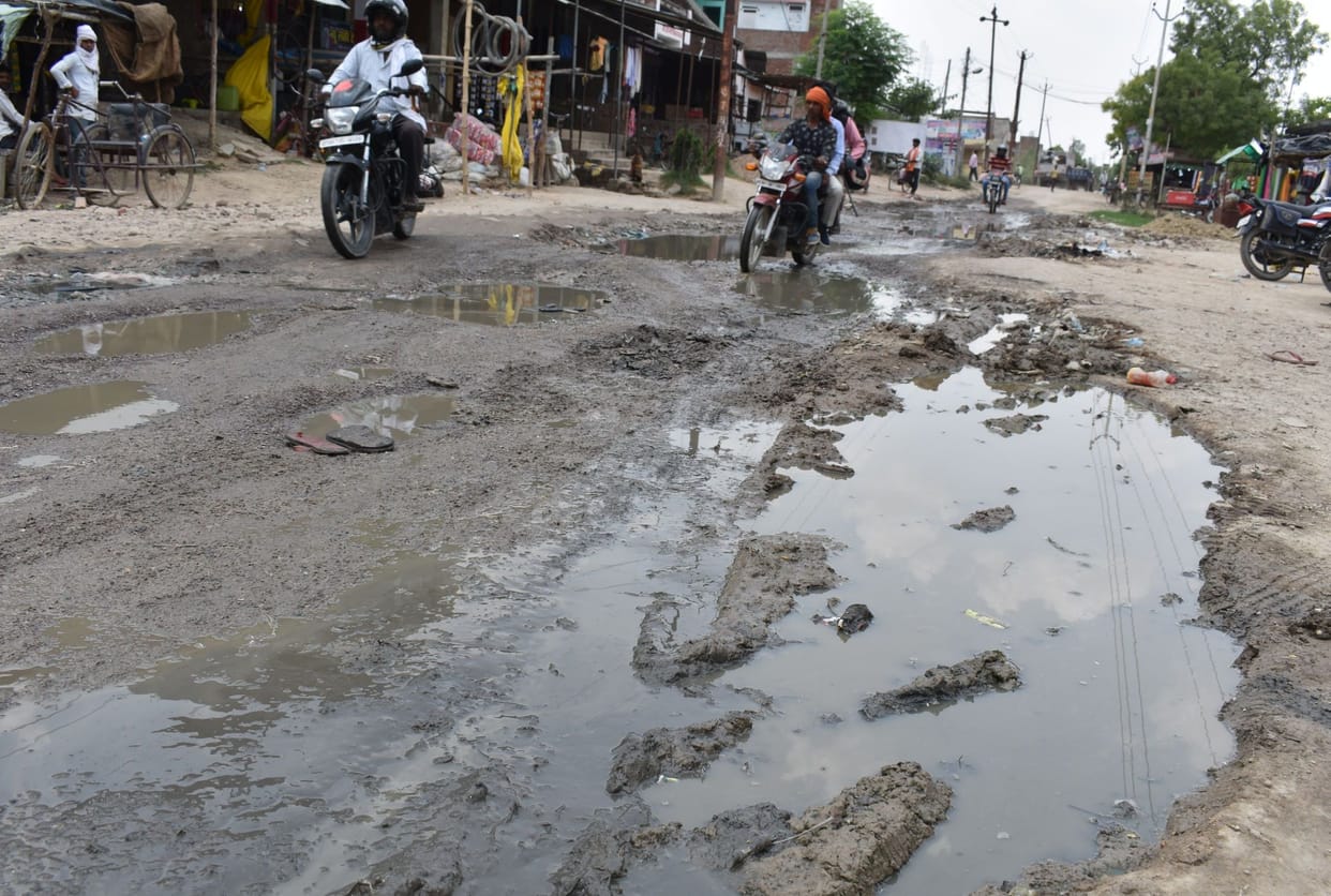 road crack in farrukhabad