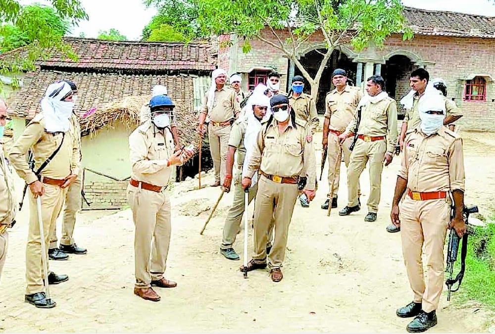 Villagers attacked on police team in Sultanpur.