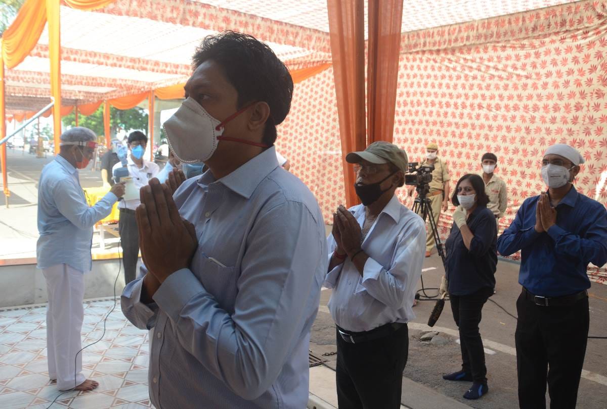 religious places opened, people reached wearing mask 