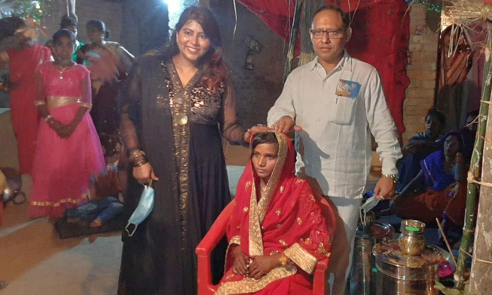 samaj sevio ne madad ko bahdya haath, bida hui majddr ki beti