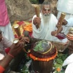 अयोध्या में रुद्राभिषेक करते महंत कमलनयनदास।