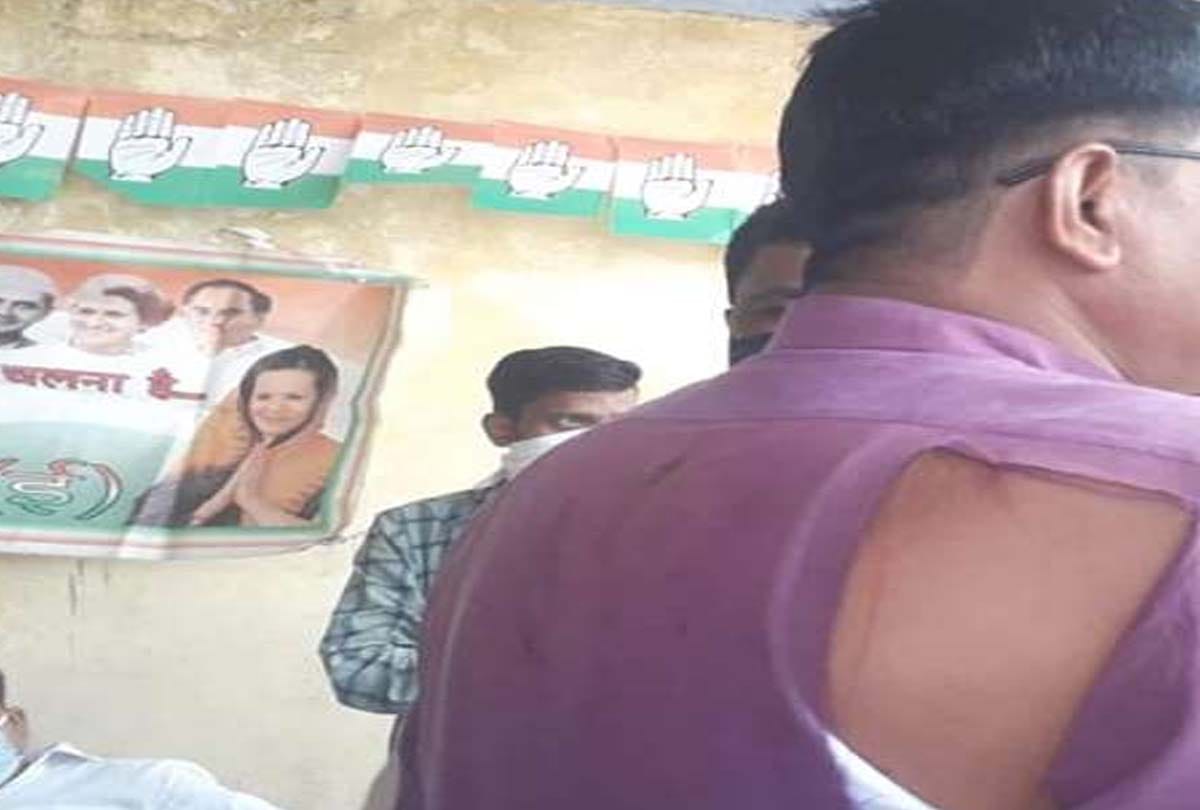 congress leaders beating together in etawah congress party office