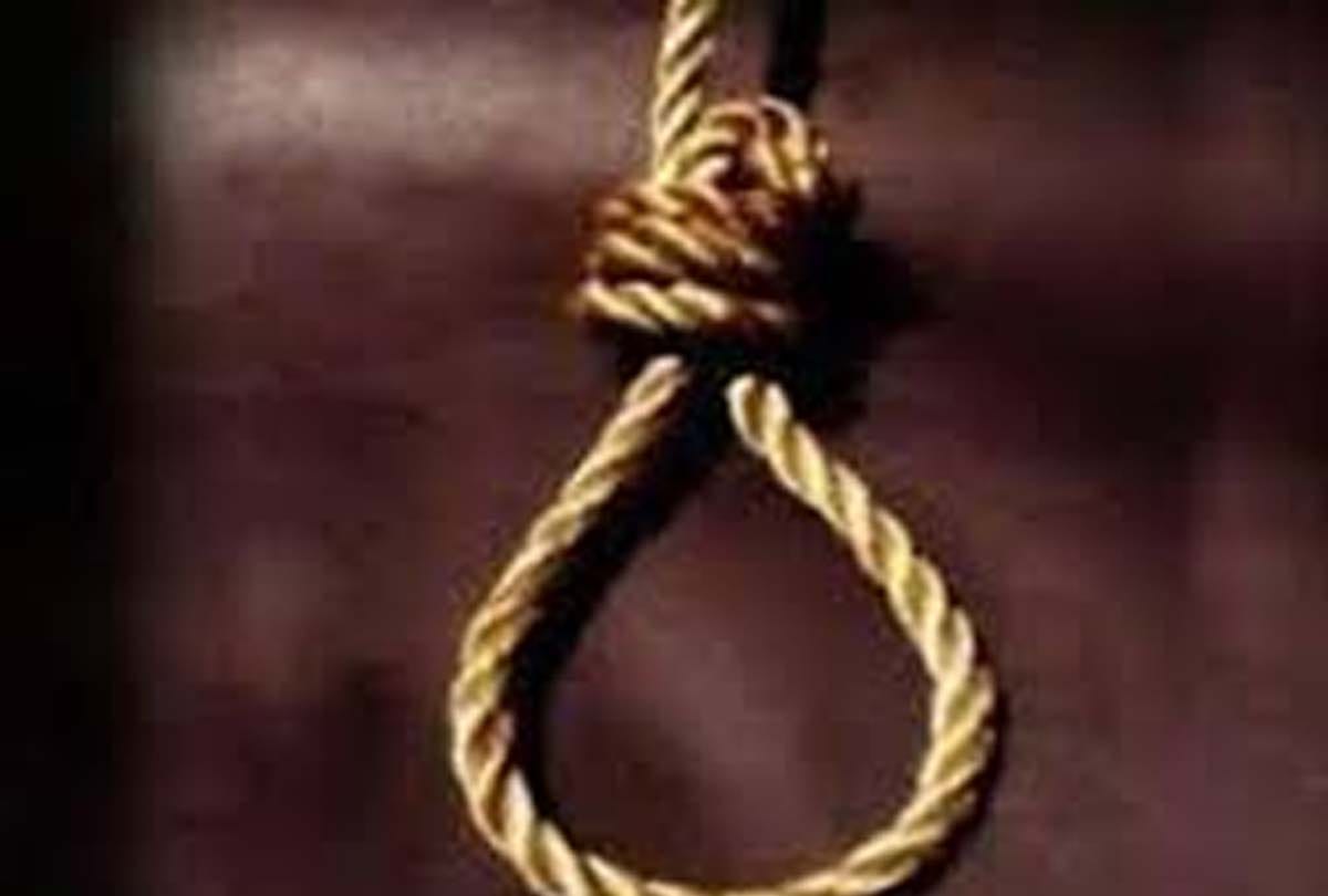 Found dead body hanging, report on six including husband in hardoi