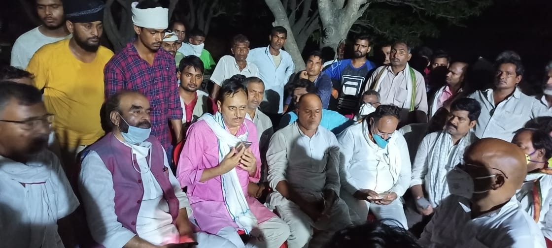 Jaunpur: Dead body reached village late night, Sp Leaders sitting on protest