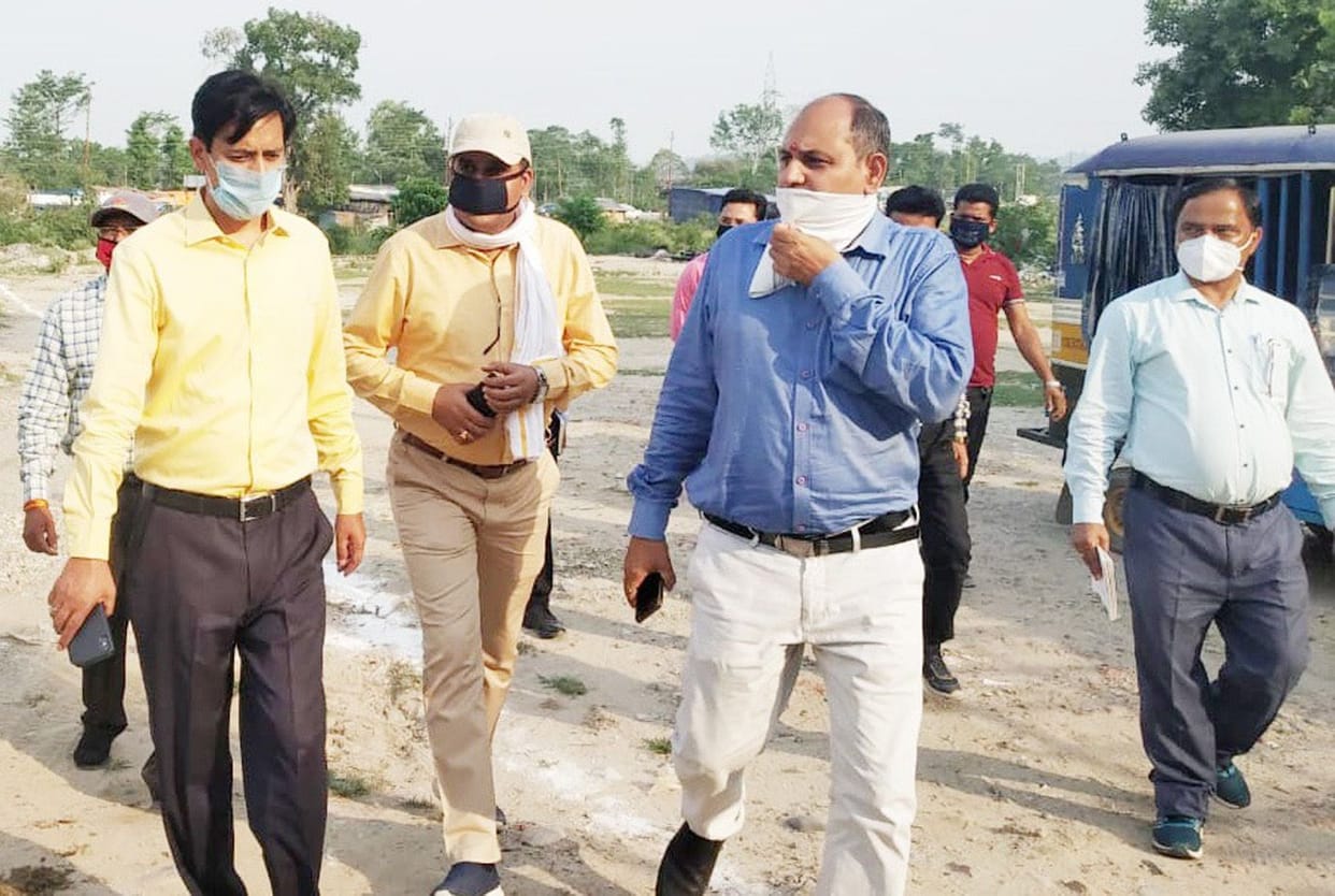 The magistrate inspected the hospital's land with the municipal team