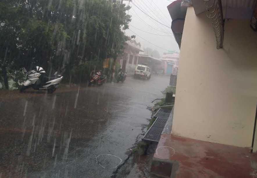heavy rain  in Kapkot
