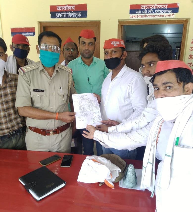 Clashed with police in police station to register a case against Morari Bapu