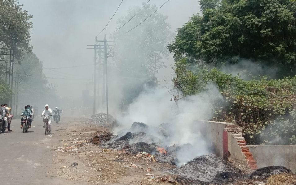 Garbage burning in the city, pollution increased