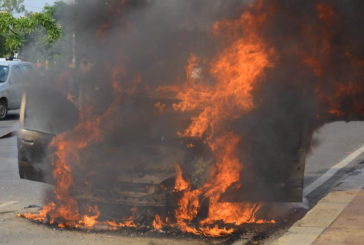 car caught fire on lohia path in lucknow