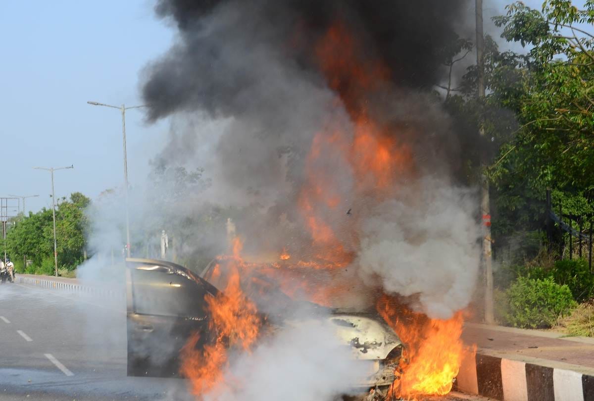 car caught fire on lohia path in lucknow