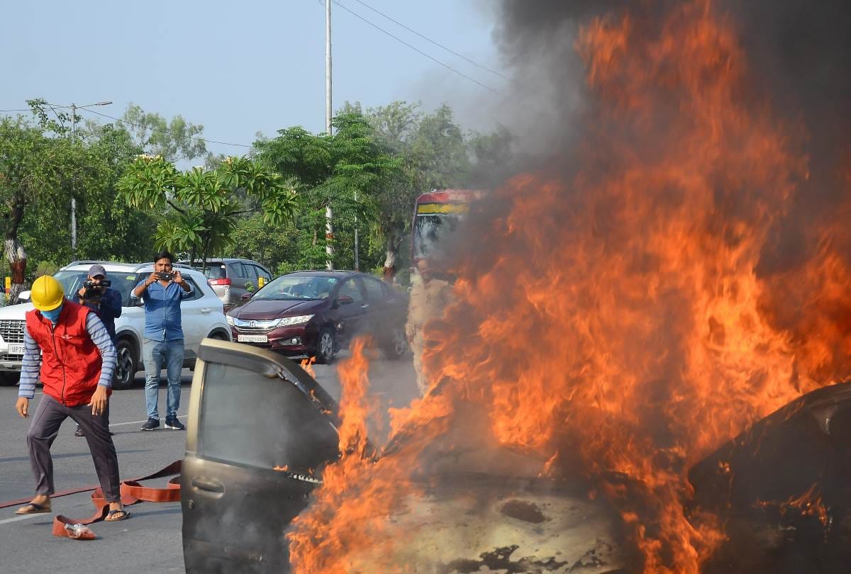 car caught fire on lohia path in lucknow