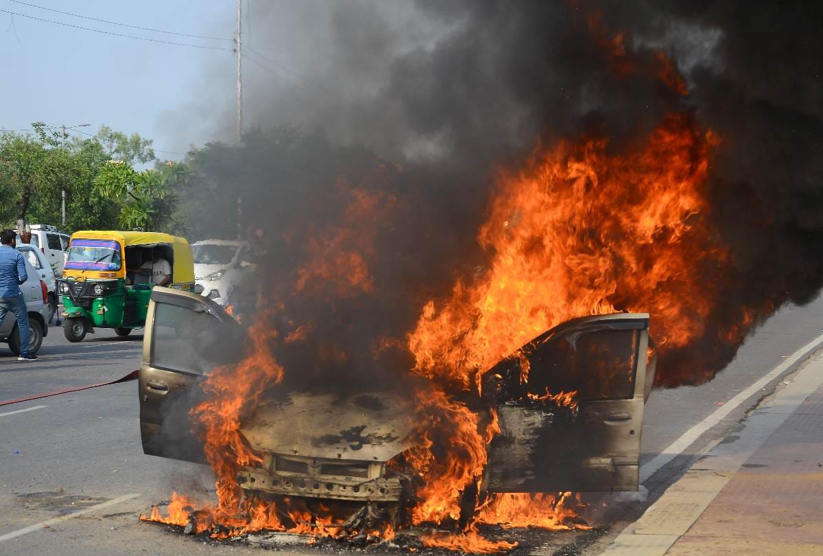 car caught fire on lohia path in lucknow