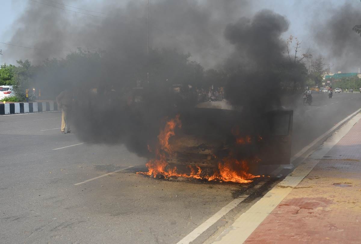car caught fire on lohia path in lucknow