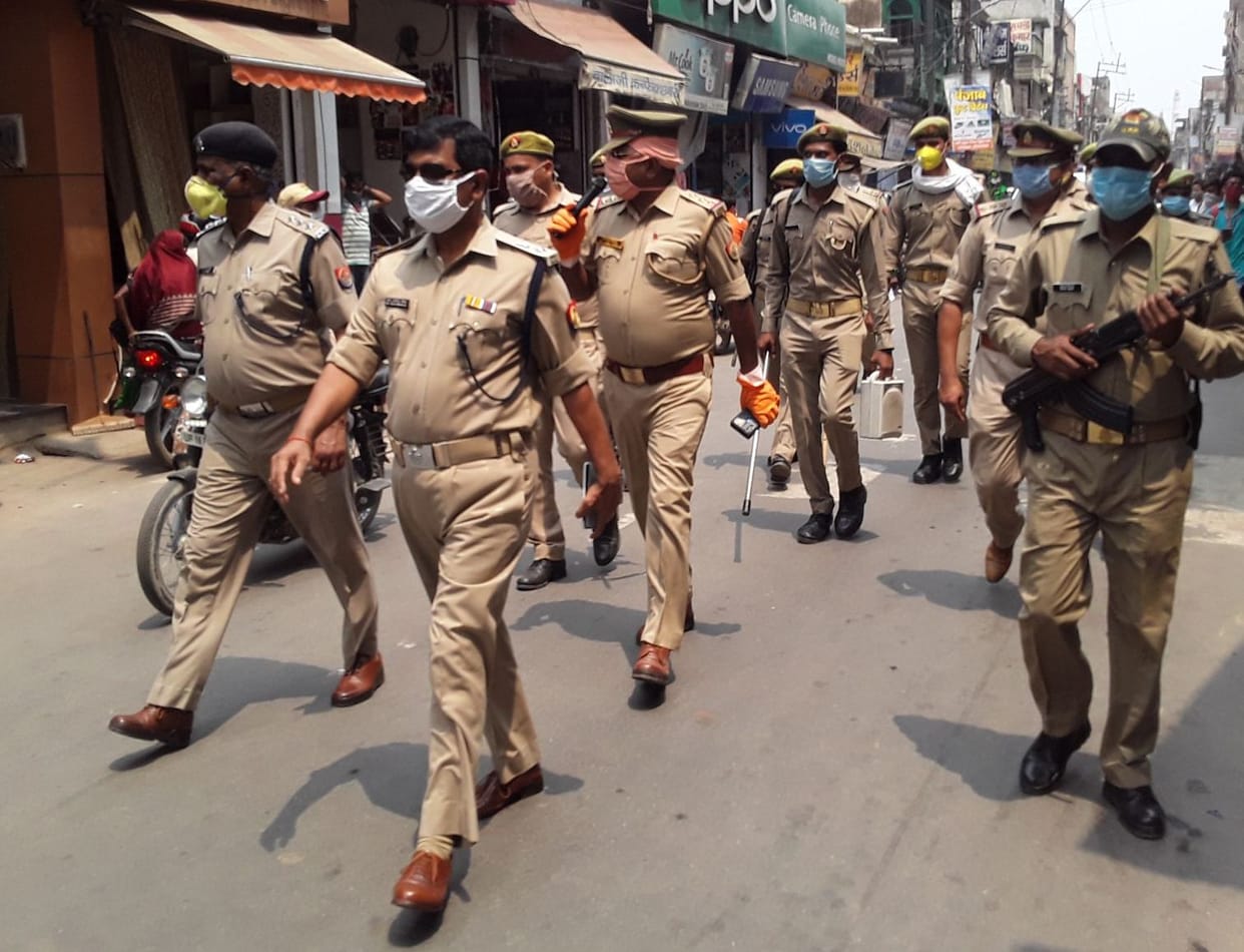 police checking in farrukhabad chalan for not wearing mask