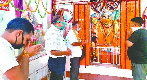 On Tuesday, the servants who sanitized the hands of the devotees were absent